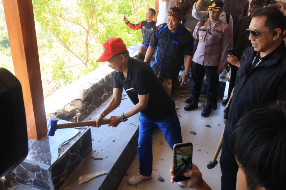 Gubernur Koster Pimpin Pembongkaran Vila di Hutan Desa Pejarakan