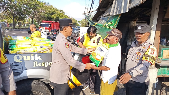 Polsek Dentim Salurkan Beras Murah di Pasar Biaung