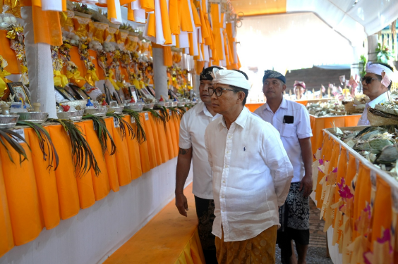 Bupati Adi Arnawa Hadiri Upacara Pitra Yadnya Tiyingan