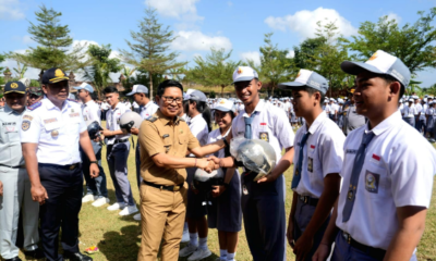 Bupati Adi Arnawa Bagikan Helm di SMAN 2 Abiansemal