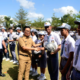 Bupati Adi Arnawa Bagikan Helm di SMAN 2 Abiansemal