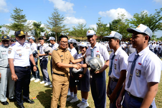 Bupati Adi Arnawa Bagikan Helm di SMAN 2 Abiansemal