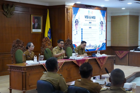 Bupati Adi Arnawa Pimpin Rakor Pembangunan Desa