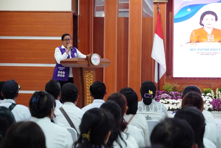 Ketua TP Posyandu Provinsi Bali Ny. Putri Koster membuka Bimtek Bina Posyandu Angkatan XII di Bapelkesmas Dinas Kesehatan Provinsi Bali, Denpasar, Senin (14/9/2026).