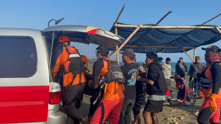 Evakuasi Nelayan Jembrana yang Ditemukan di Banyuwangi