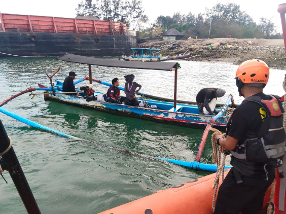 Evakuasi Jukung Mati Mesin di Perairan Benoa