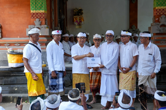 Bupati Adi Arnawa Hadiri Karya Yadnya di Pura Dalem Sari