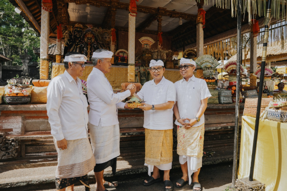 Bupati Adi Arnawa Hadiri Piodalan Desa Adat Selat