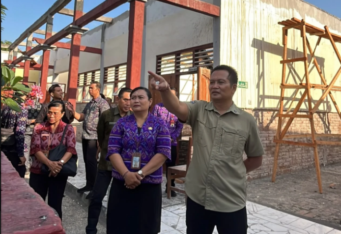 Bupati Kembang Tinjau Rehabilitasi SD