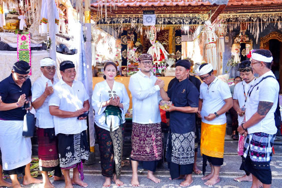 Wabup Alit Sucipta Hadiri Karya Mamungkah di Pura Bualu