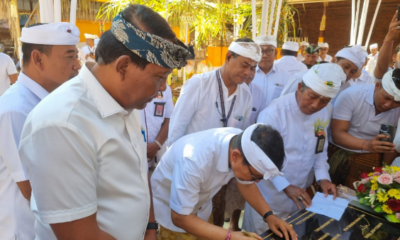 Bupati Adi Arnawa Tanda Tangani Prasasti Karya Pura Tuban