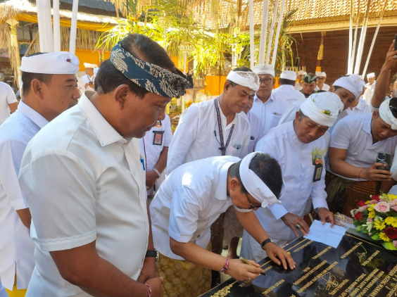 Bupati Adi Arnawa Tanda Tangani Prasasti Karya Pura Tuban