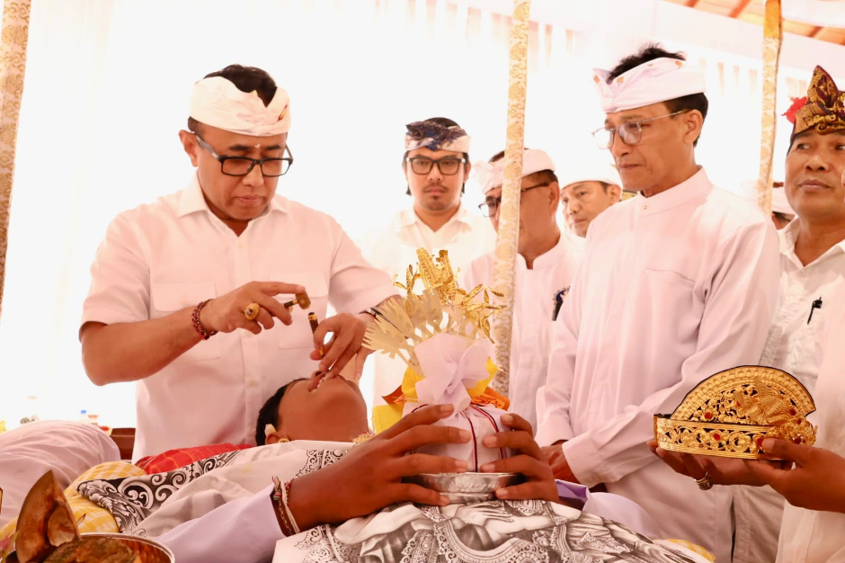 Walikota Jaya Negara Ngayah Nyangging di Pura Penataran Sari