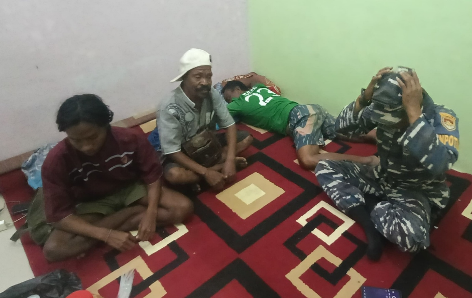 Tim SAR gabungan yang melakukan pencarian tiga korban speed boat BALIMAN sebelum akhirnya ditemukan selamat di Pantai Puger, Jawa Timur.