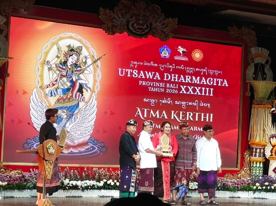 Kontingen Tabanan Terima Trofi UDG Bali XXXIII