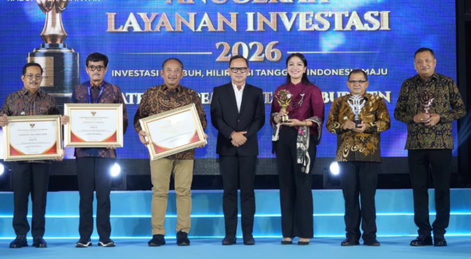 Bupati Mahayastra Terima Penghargaan Layanan Investasi