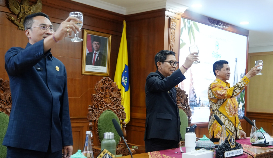 Bupati Adi Arnawa Resmikan AMDK Baliss Botol Kaca