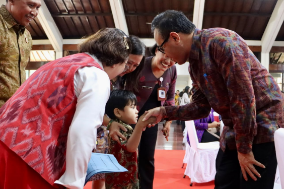 Penyerahan Dokumen Kependudukan Anak Terlantar Bali