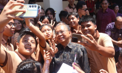 Gubernur Koster Traktir Nasi Jinggo Siswa SMPN 13