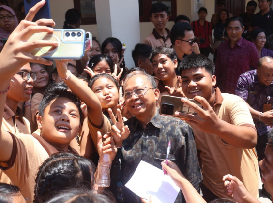 Gubernur Koster Traktir Nasi Jinggo Siswa SMPN 13