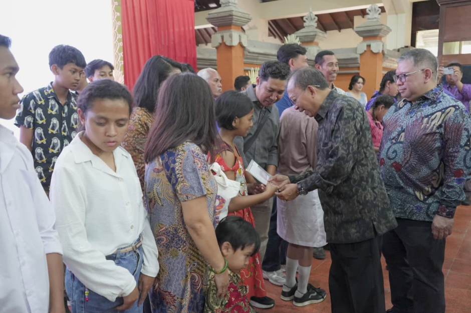 Gubernur Koster Serahkan Dokumen Kependudukan Anak Telantar