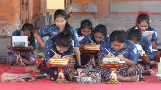 Gen-Z Buleleng Antusias Ikuti Workshop Nyurat Lontar
