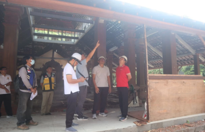 Bupati Kembang Tinjau Rehab Wantilan Pura Jagatnatha
