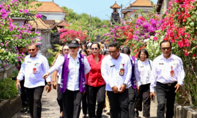 Ketua Tim Pembina Posyandu Kabupaten Tabanan Ny. Rai Wahyuni Sanjaya saat membina Posyandu 6 SPM dan meninjau persiapan lomba