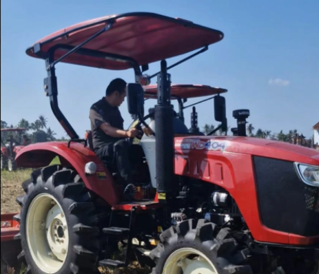 Bupati Kembang Serahkan 4 Traktor untuk Petani Jembrana