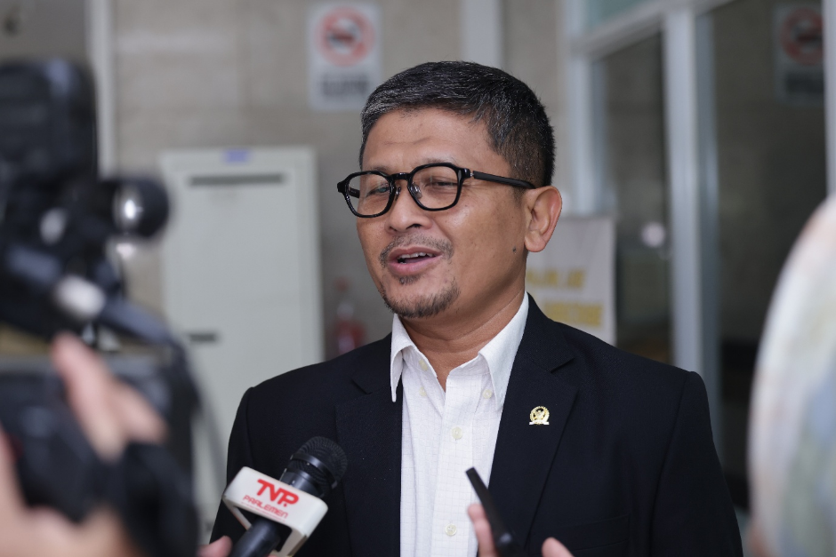 Amin AK Minta OJK Evaluasi Kebijakan PHK Maybank