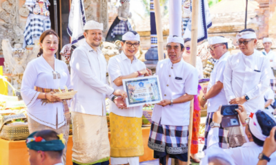 Bupati Adi Arnawa Serahkan Bantuan Karya Ngodak Tapakan