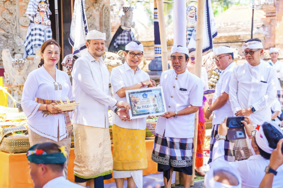 Bupati Adi Arnawa Serahkan Bantuan Karya Ngodak Tapakan