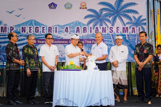 Bupati Adi Arnawa Hadiri HUT ke-40 SMPN 4 Abiansemal