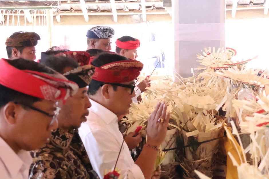 Bupati Sanjaya Hadiri Persiapan Ngaben Bersama Desa Mojan
