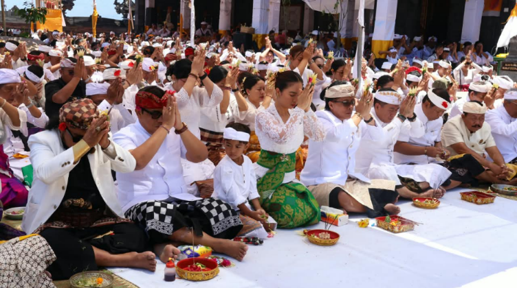 Wagub Giri Prasta Hadiri Pemelaspasan Pura Lempuyang Madya
