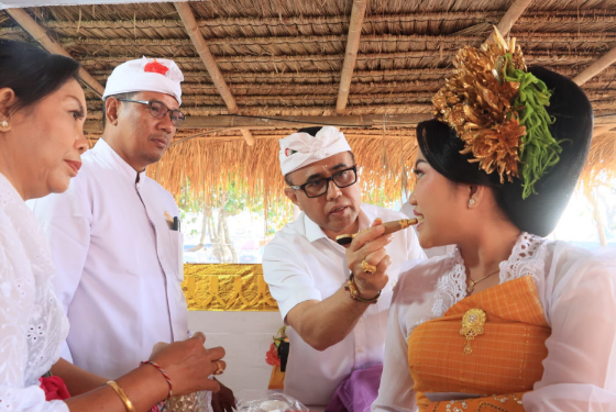 Walikota Jaya Negara Hadiri Metatah Massal Kesiman