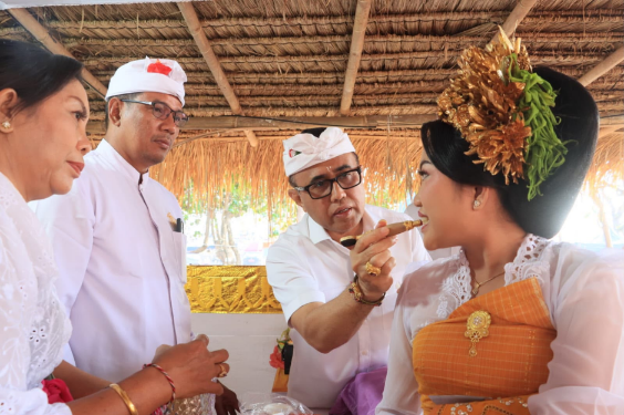 Walikota Jaya Negara Hadiri Metatah Massal Kesiman
