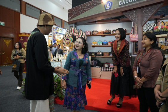 Rasniathi Adi Arnawa Kunjungi Stand IKM di Kriyanusa 2026