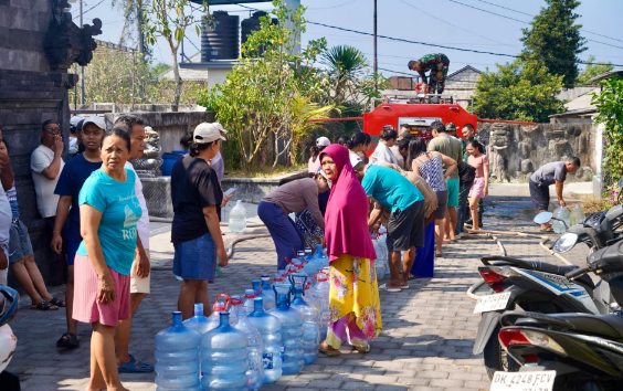 Kodam IX/Udayana Salurkan Air Bersih di Kelurahan Benoa