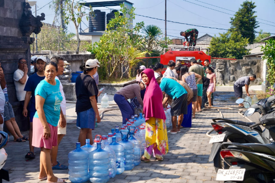 Kodam IX/Udayana Salurkan Air Bersih di Kelurahan Benoa