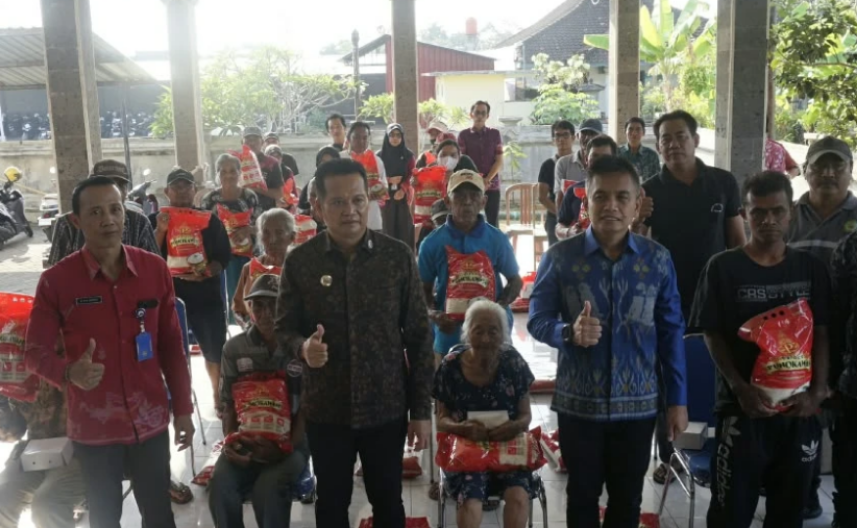 Bantuan Beras untuk Lansia Jembrana