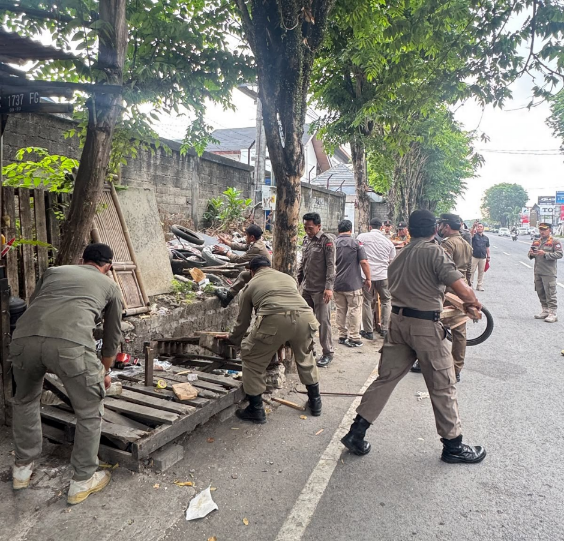 Satpol PP Badung Tertibkan Warung di Gatsu Barat