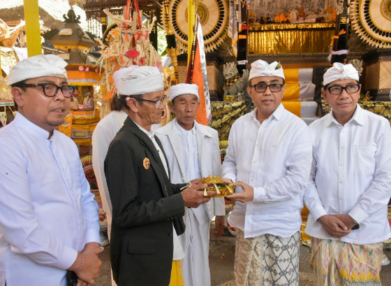 Pemkot Denpasar Ngaturang Bhakti Penganyar di Songan