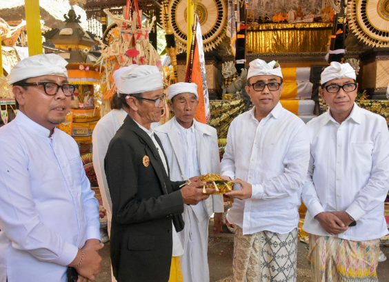 Pemkot Denpasar Ngaturang Bhakti Penganyar di Songan