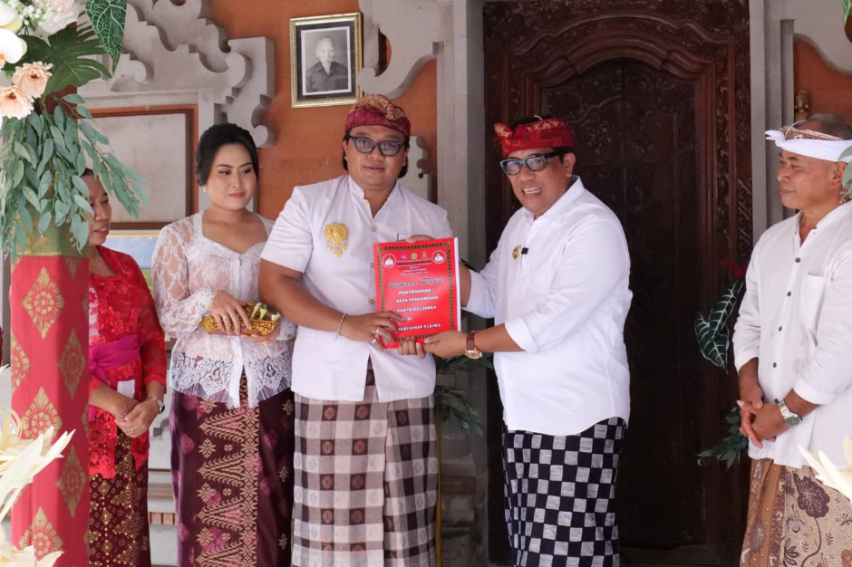 Bupati Sanjaya Serahkan Dokumen Kependudukan Program Semara Ratih