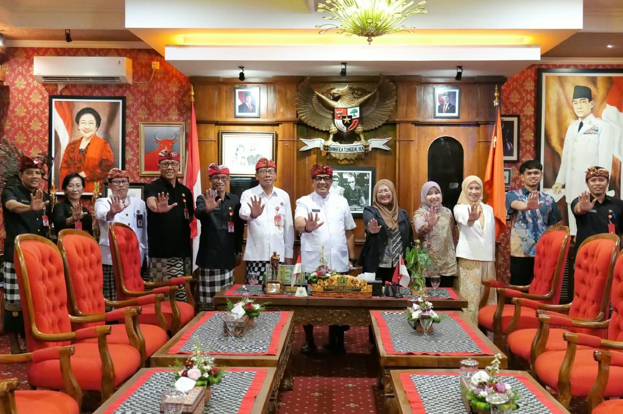 Bupati Tabanan I Komang Gede Sanjaya menerima audiensi Tim KPK dalam monitoring pencegahan korupsi di Ruang Rapat Bupati Tabanan