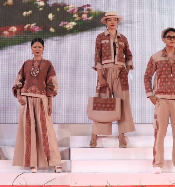 Dekranasda Bali Fashion Roadshow bertema Wastra Hitakara di Gedung Kesenian Gde Manik, Singaraja, dihadiri Ketua Dekranasda Bali Putri Suastini Koster dan Wabup Buleleng Gede Supriatna