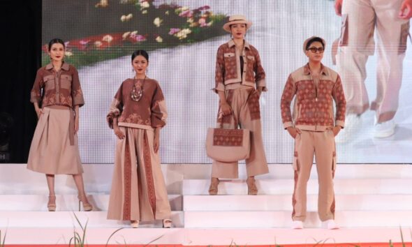 Dekranasda Bali Fashion Roadshow bertema Wastra Hitakara di Gedung Kesenian Gde Manik, Singaraja, dihadiri Ketua Dekranasda Bali Putri Suastini Koster dan Wabup Buleleng Gede Supriatna