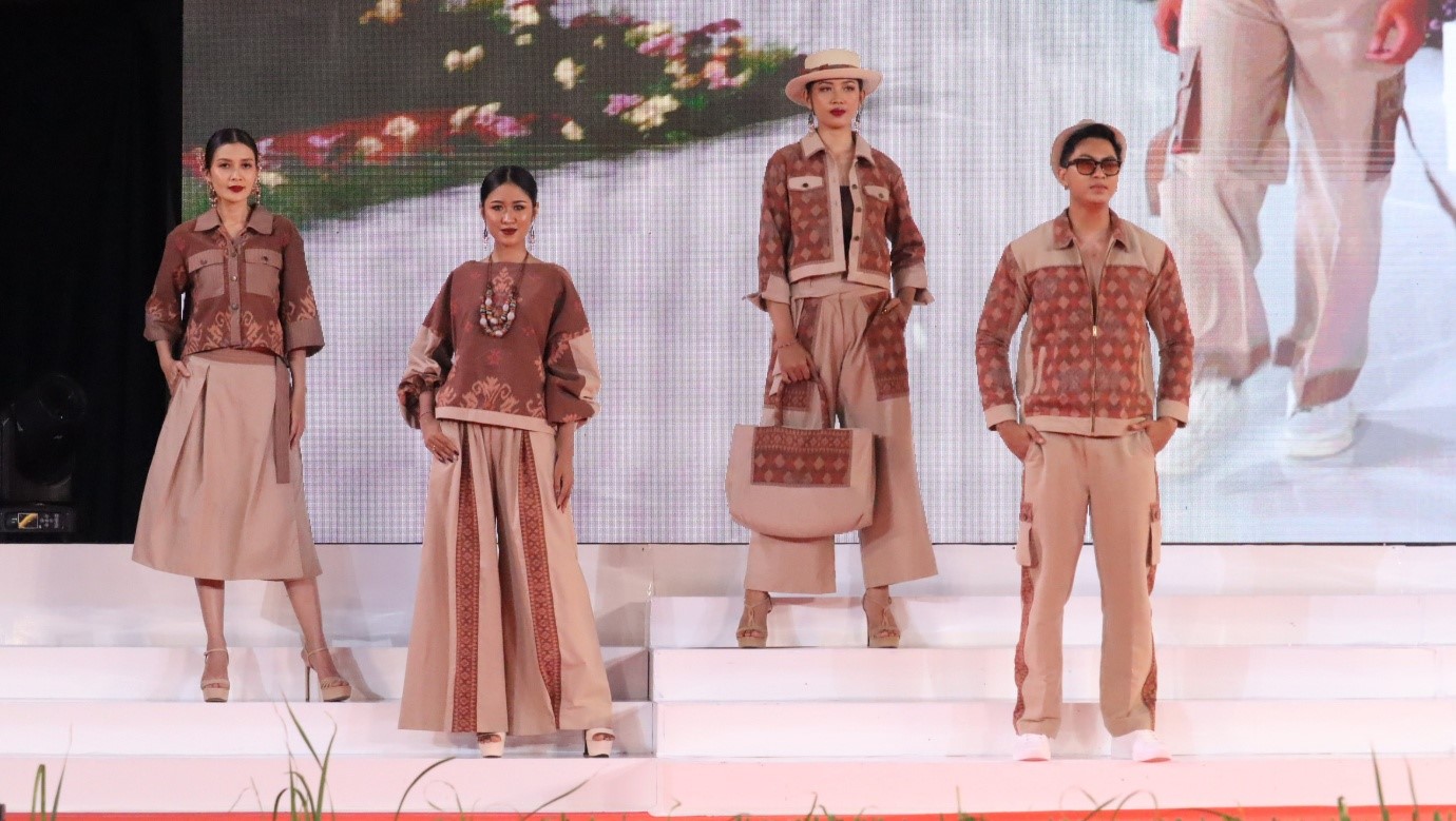 Dekranasda Bali Fashion Roadshow bertema Wastra Hitakara di Gedung Kesenian Gde Manik, Singaraja, dihadiri Ketua Dekranasda Bali Putri Suastini Koster dan Wabup Buleleng Gede Supriatna
