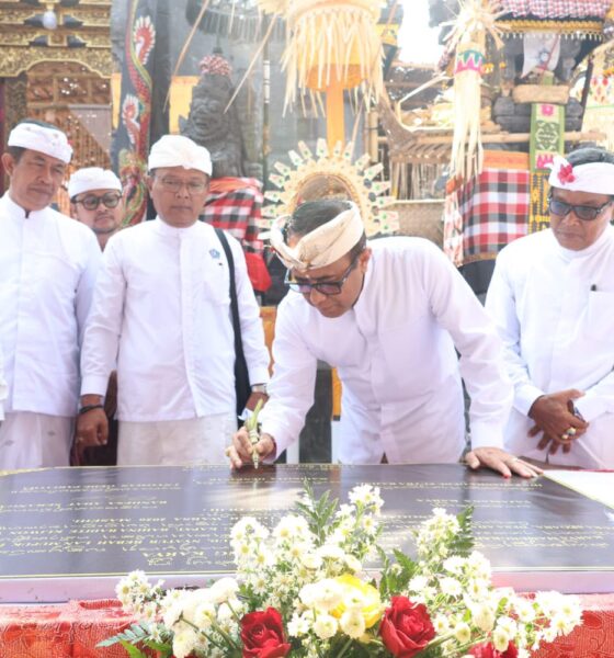 Walikota Jaya Negara Hadiri Karya di Pura Segara Serangan